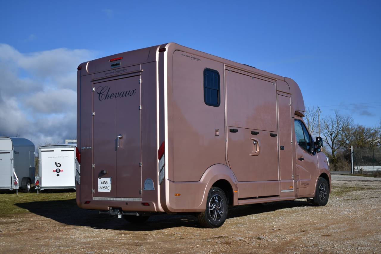 VL 2 chevaux stalle - 2021 - 14 700 km - 165 ch 