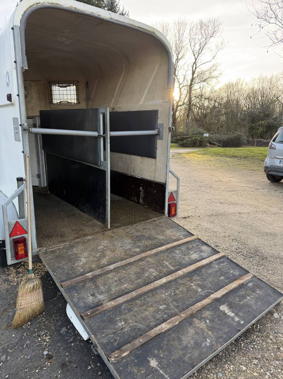 Van Brown 2 places avec sellerie 