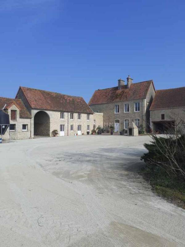 &Eacute;l&eacute;gant domaine XVIII avec &eacute;curies et 18 ha