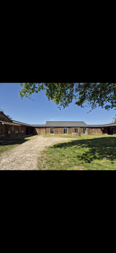 Propri&eacute;t&eacute; sur 3,3Ha avec 8 boxs et habitation 