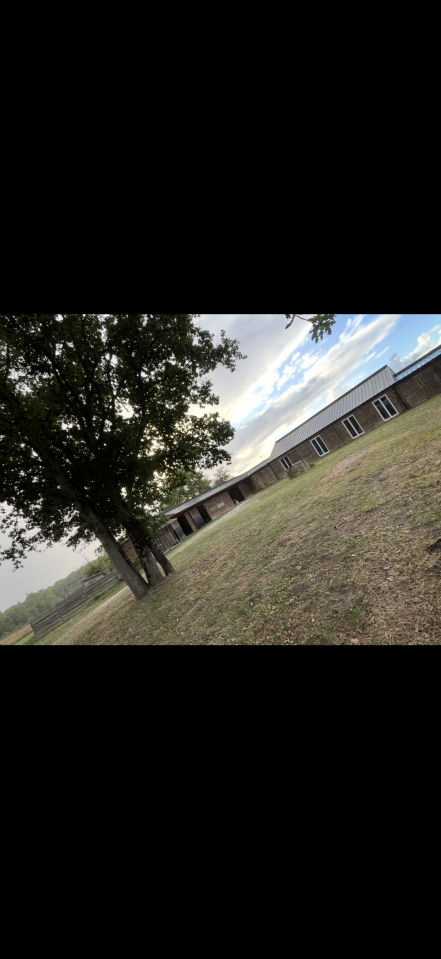 Propri&eacute;t&eacute; sur 3,3Ha avec 8 boxs et habitation 