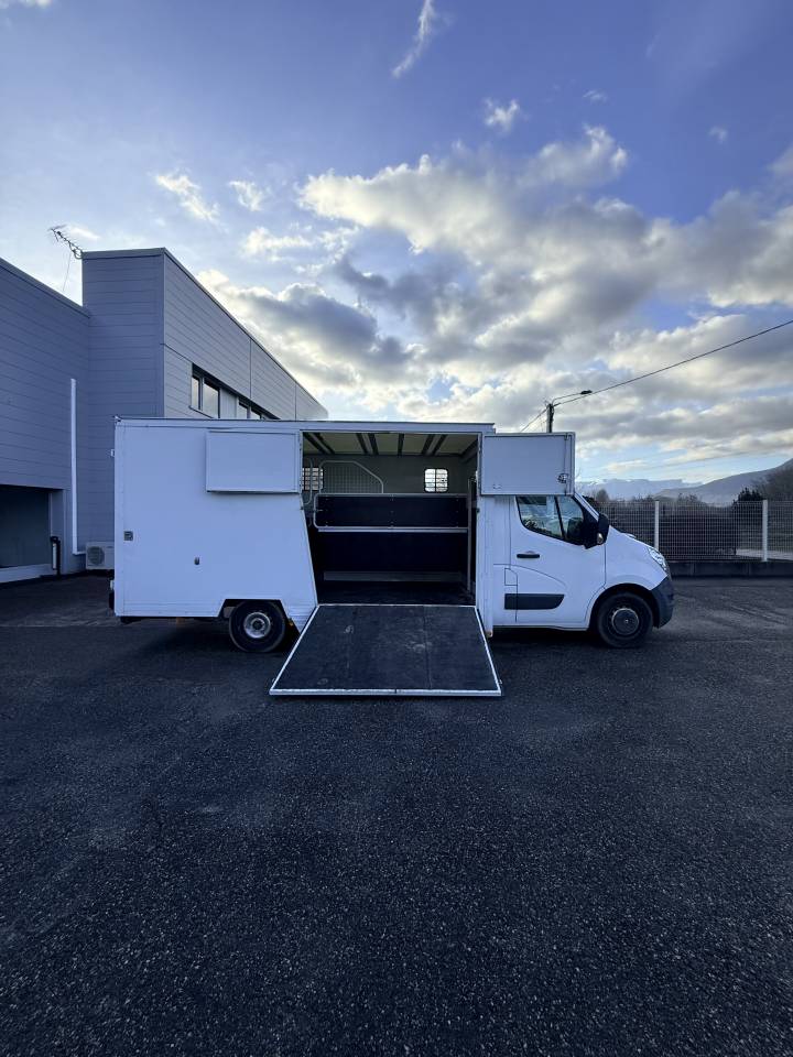 Camion VL Chevaux &ndash; Renault Master III &ndash; 2 places &ndash; Tr&egrave;