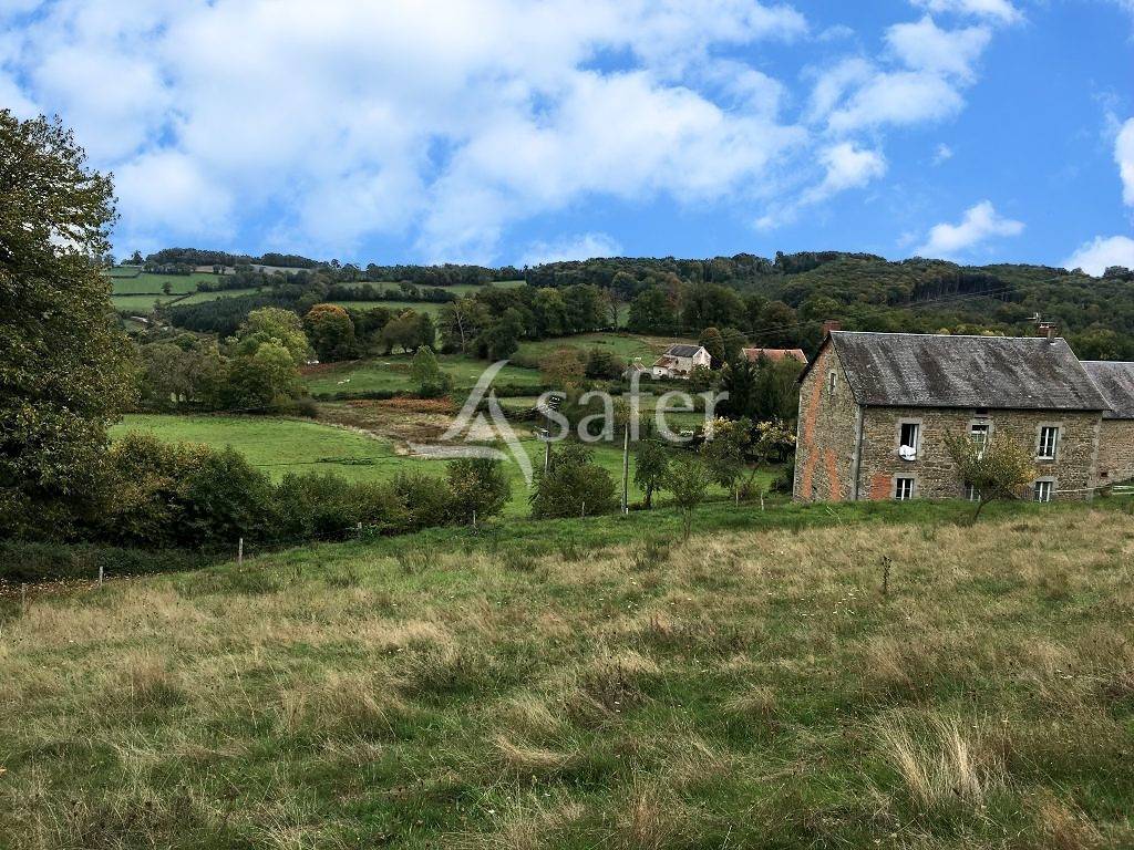 Aux confins de la Creuse et du Puy-de-D&ocirc;me, propri&eacute;t&eacute; b&acirc;tie