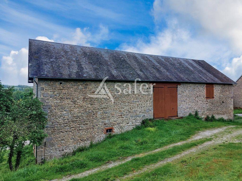 Aux confins de la Creuse et du Puy-de-D&ocirc;me, propri&eacute;t&eacute; b&acirc;tie