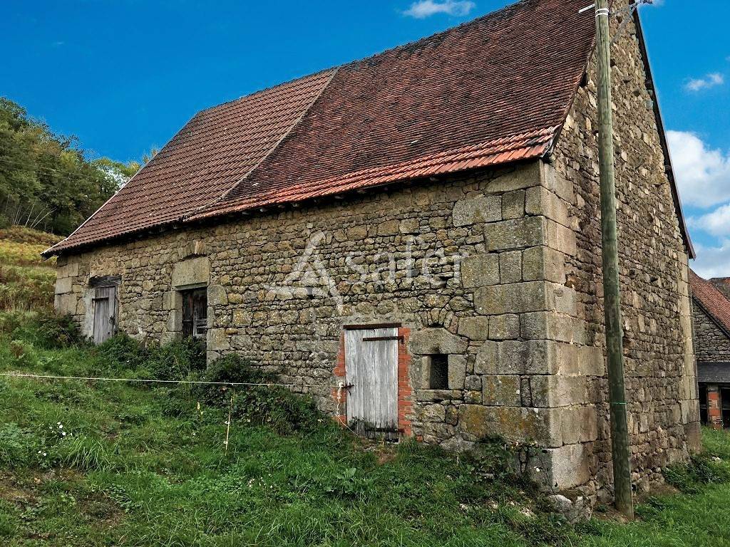 Aux confins de la Creuse et du Puy-de-D&ocirc;me, propri&eacute;t&eacute; b&acirc;tie