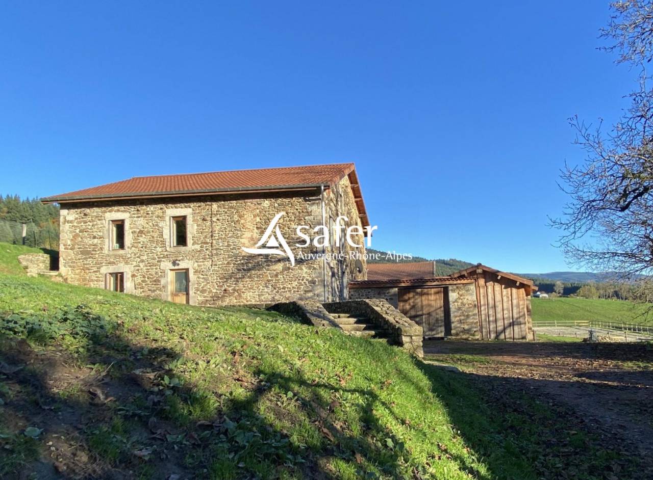 Propri&eacute;t&eacute; en pierre isol&eacute;e avec vastes d&eacute;pendances sur 27 he