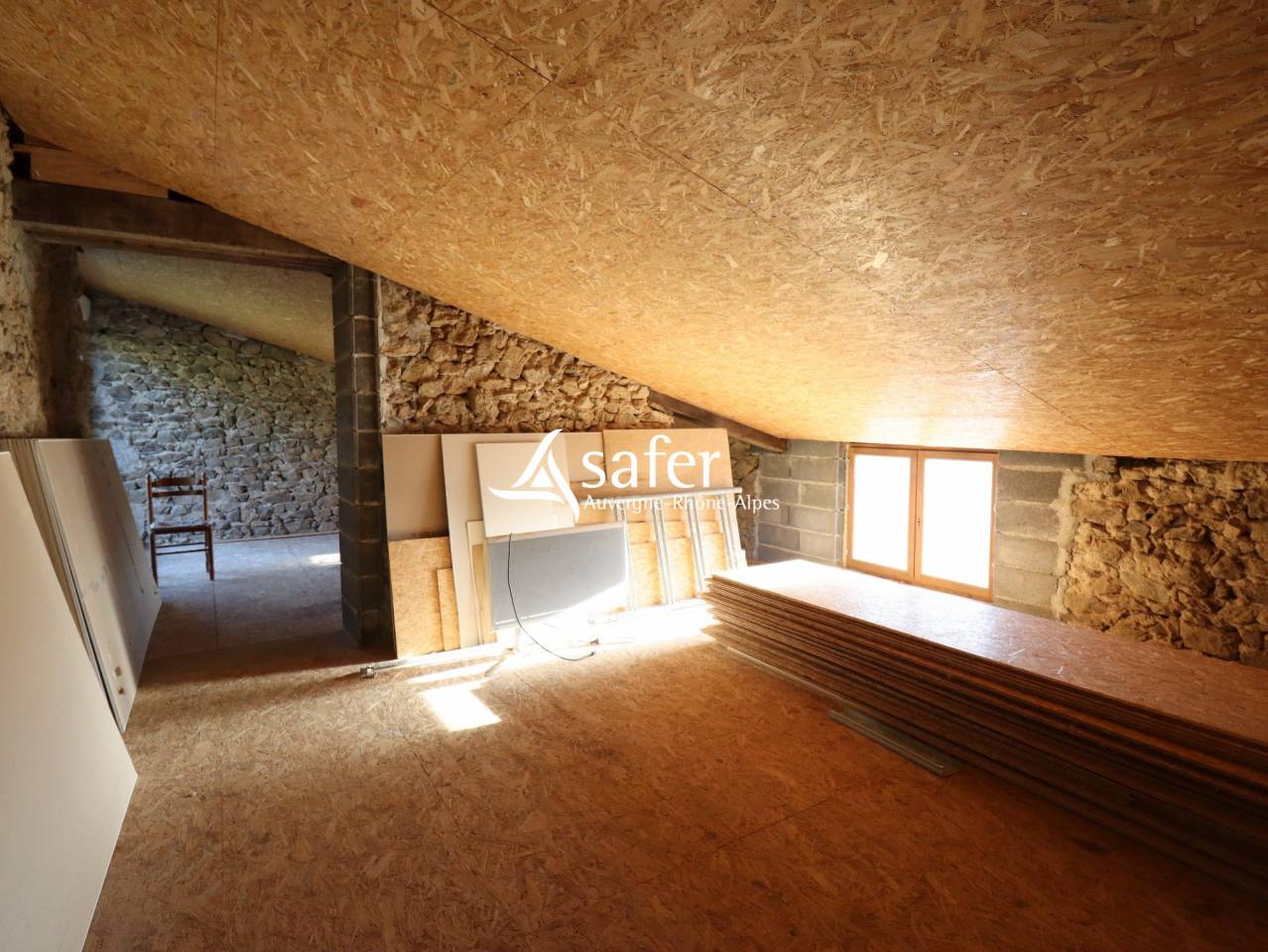 Propri&eacute;t&eacute; en pierre isol&eacute;e avec vastes d&eacute;pendances sur 27 he