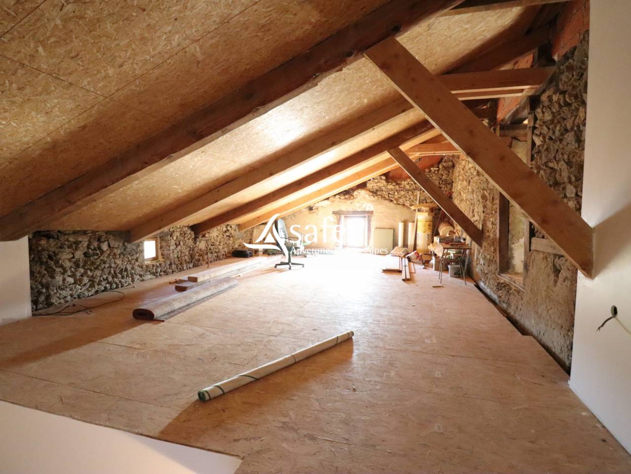 Propri&eacute;t&eacute; en pierre isol&eacute;e avec vastes d&eacute;pendances sur 27 he