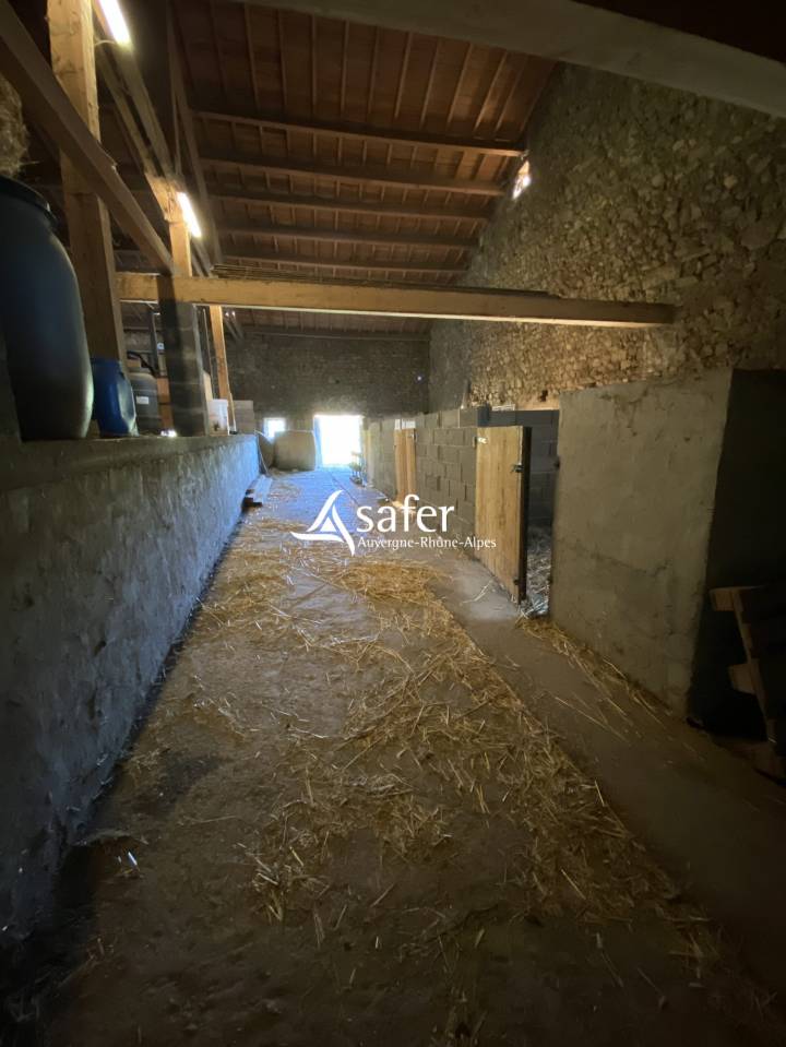 Propri&eacute;t&eacute; en pierre isol&eacute;e avec vastes d&eacute;pendances sur 27 he