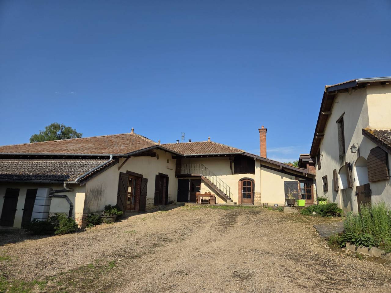 Ancienne ferme de caract&egrave;re avec 1,6 hectare de terrain