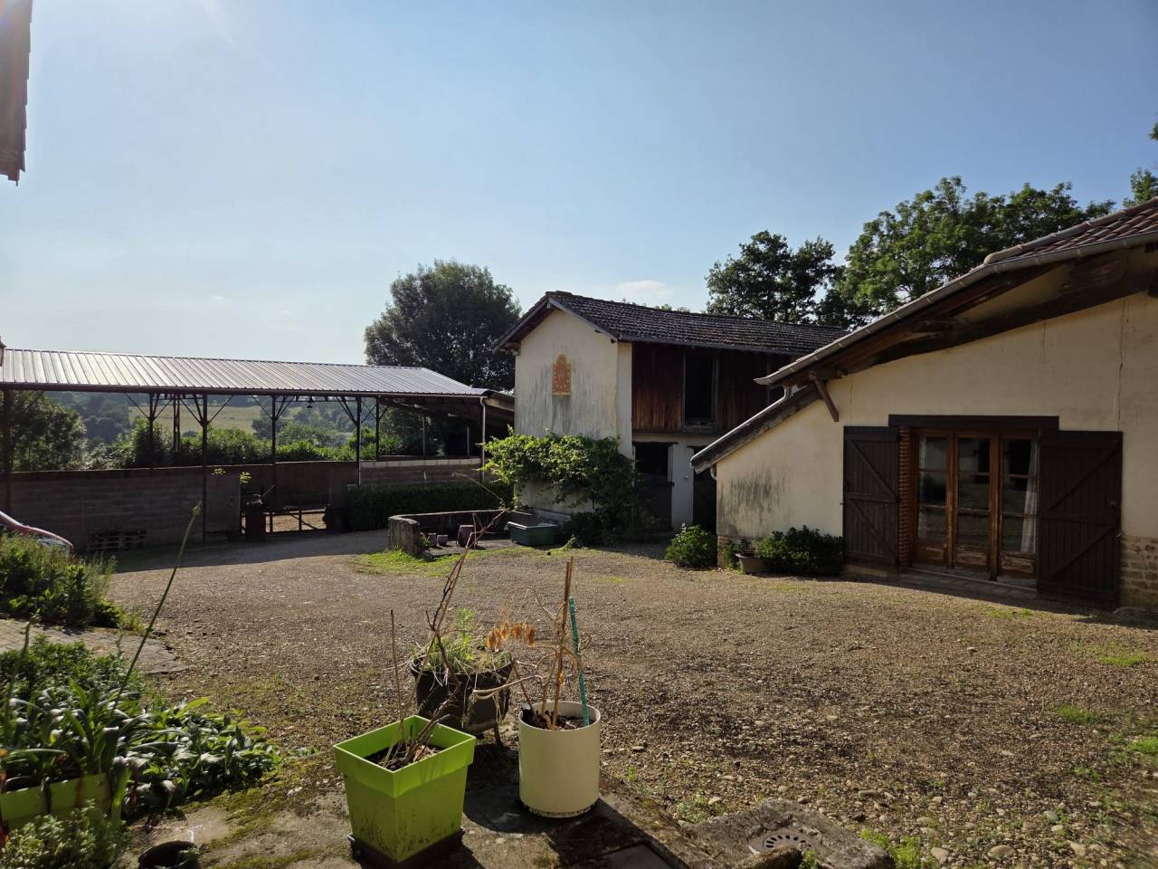 Ancienne ferme de caract&egrave;re avec 1,6 hectare de terrain
