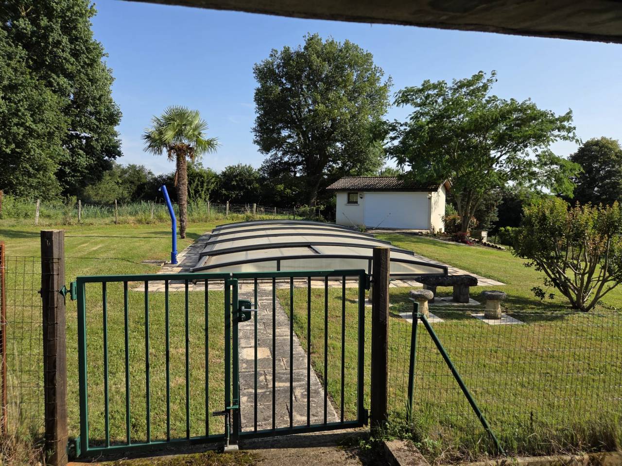 Ancienne ferme de caract&egrave;re avec 1,6 hectare de terrain