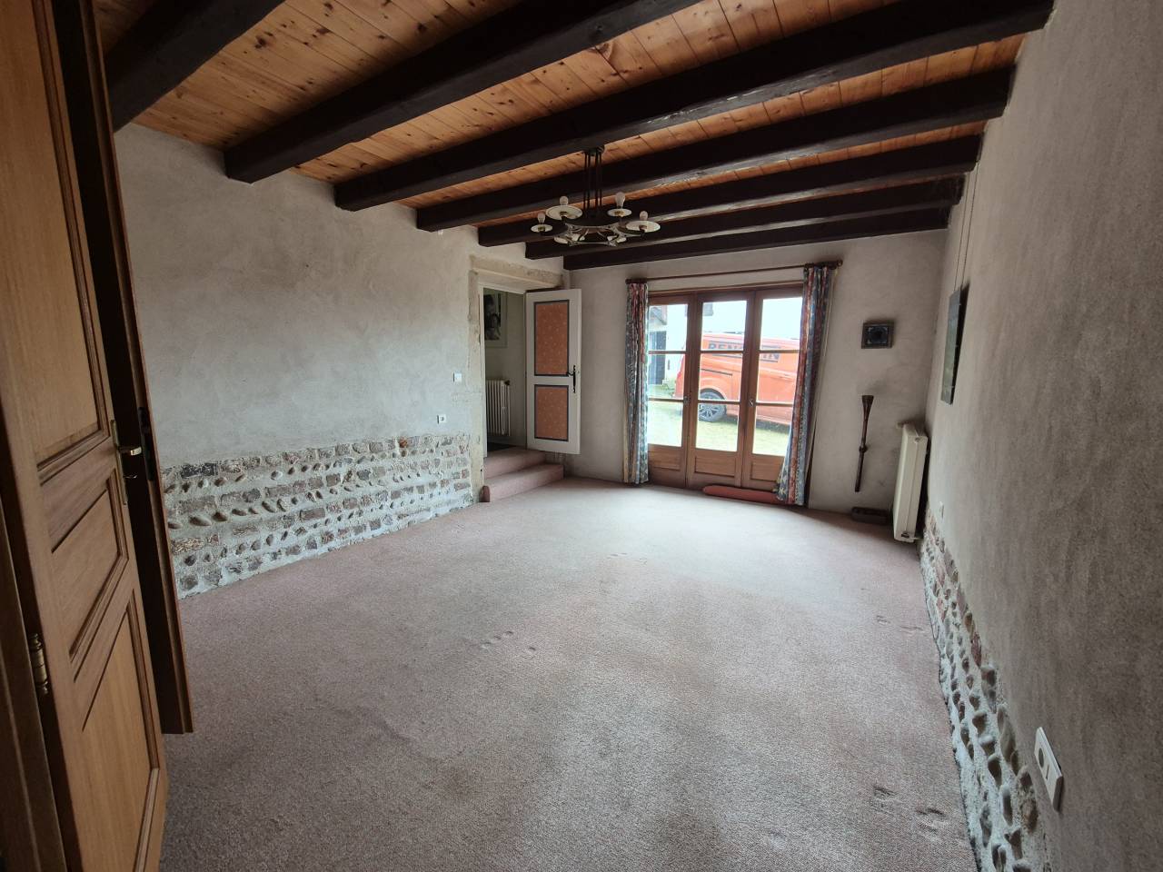 Ancienne ferme de caract&egrave;re avec 1,6 hectare de terrain