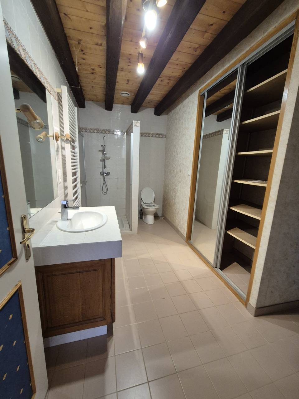 Ancienne ferme de caract&egrave;re avec 1,6 hectare de terrain