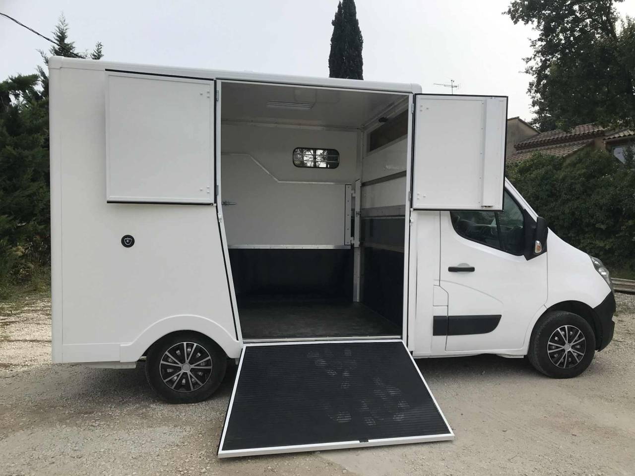 Camion chevaux carrosserie neuve 34 000 &euro; ttc