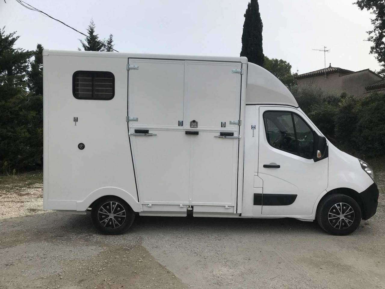 Camion chevaux carrosserie neuve 34 000 &euro; ttc