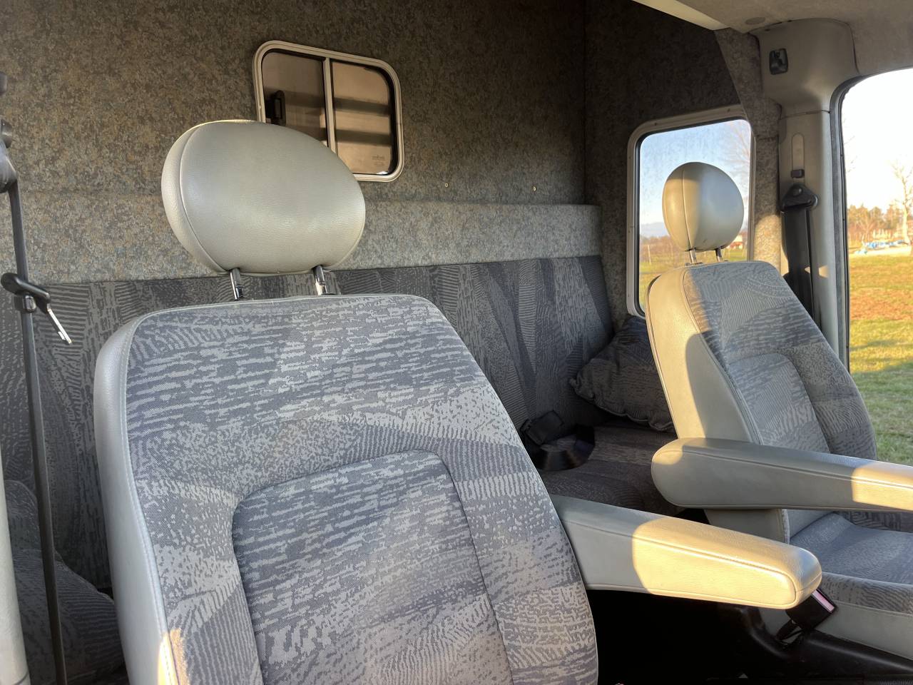 Camion VL 2 chevaux 5 places