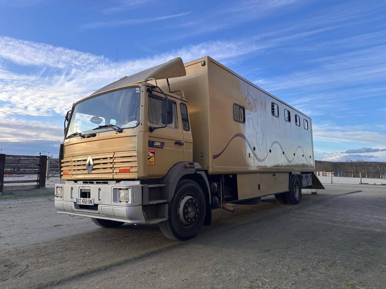 &Agrave; VENDRE &ndash; Camion 6 Chevaux