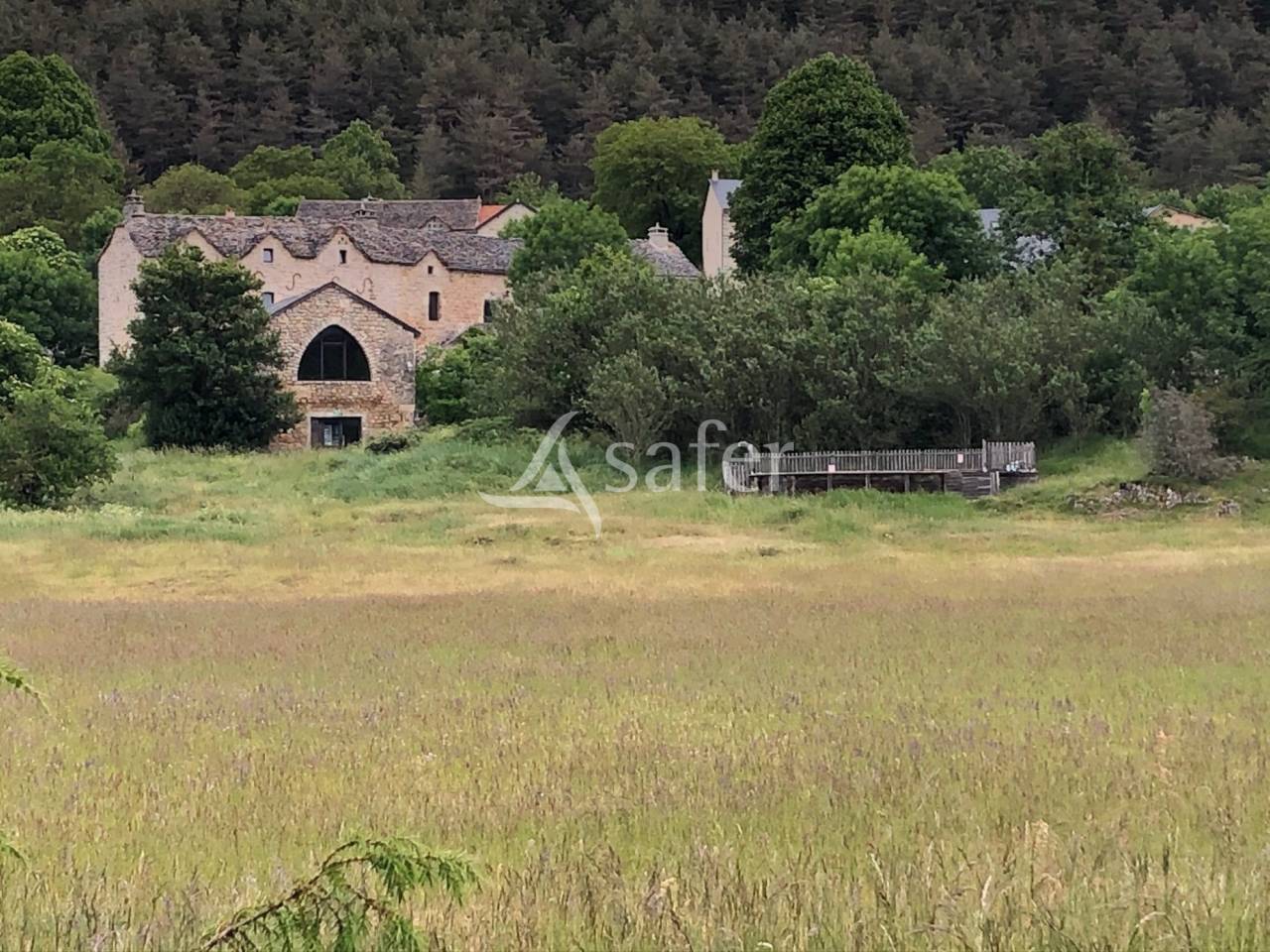 Propri&eacute;t&eacute; en pierre sur 5 hectares proximit&eacute; Aveyron
