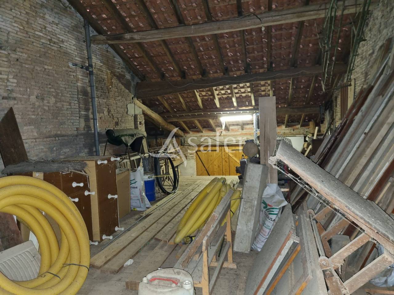 Maison d'habitation et d&eacute;pendances agricoles sur 30 hectares -