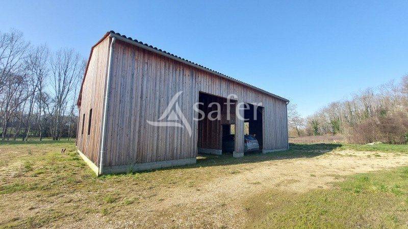 LIBOURNAIS: Hangar agricole + 8 hectares
