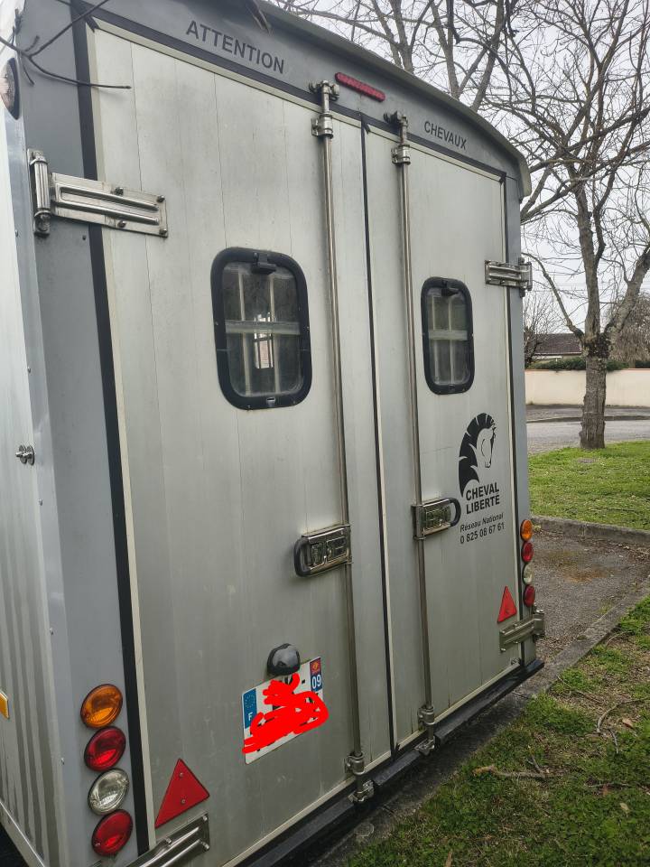 Van cheval libert&eacute; 3 places obliques 