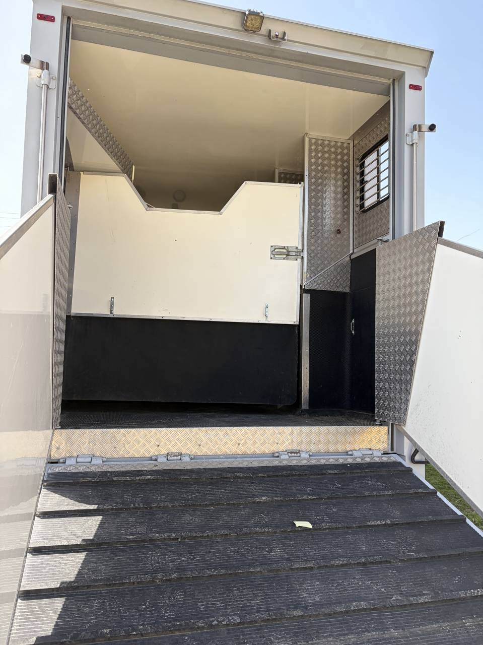 Camion chevaux 4 places + home car