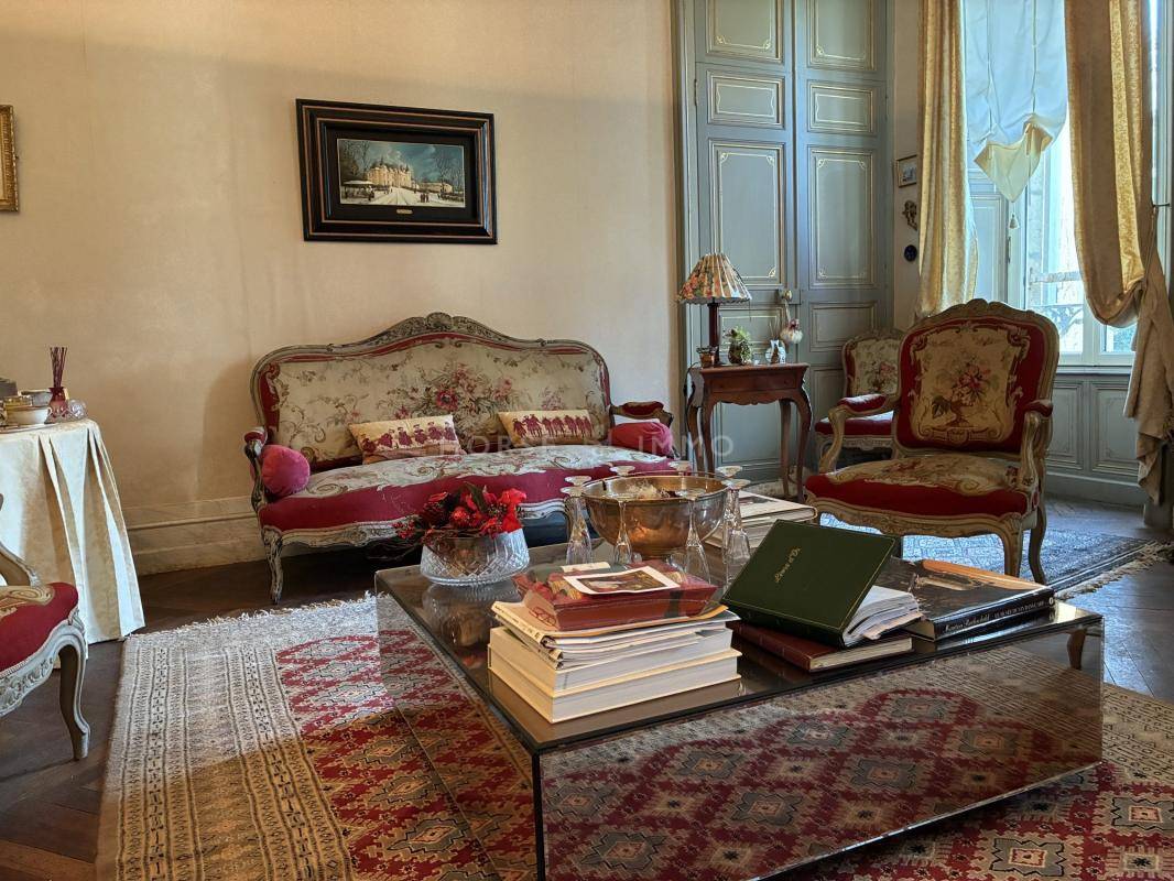 Domaine d'exception avec ch&acirc;teau XIX? si&egrave;cle, g&icirc;tes et 13