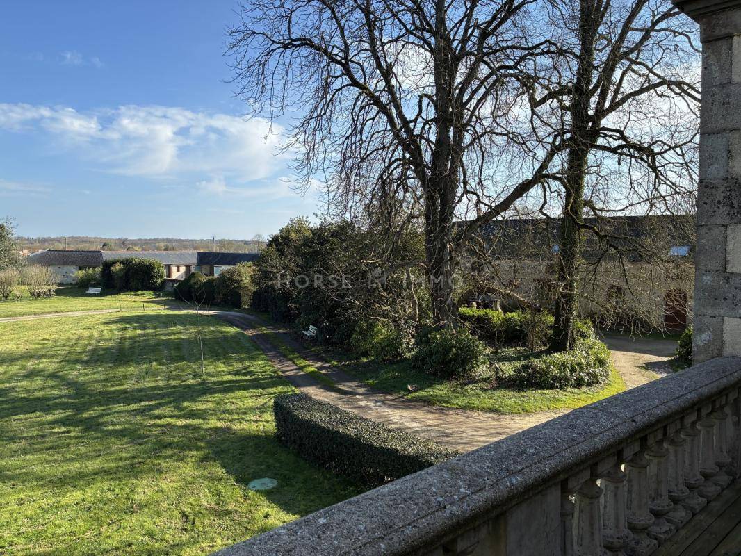 Domaine d'exception avec ch&acirc;teau XIX? si&egrave;cle, g&icirc;tes et 13