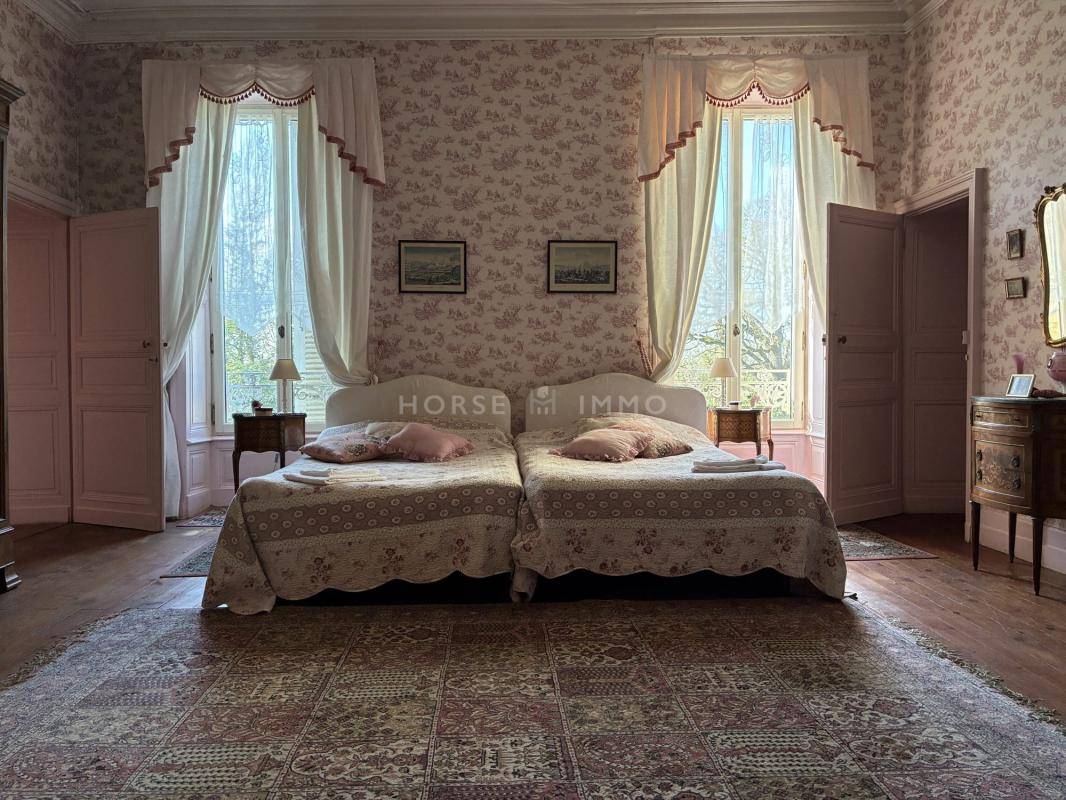 Domaine d'exception avec ch&acirc;teau XIX? si&egrave;cle, g&icirc;tes et 13