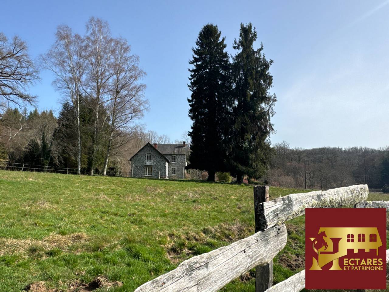 Propri&eacute;t&eacute; cl&eacute; en main avec 6,2 ha et rivi&egrave;re