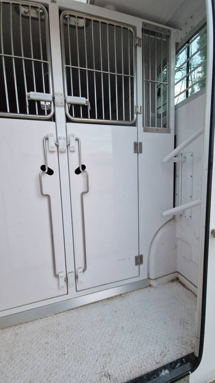 Camion barbot stalles 2021 5 places