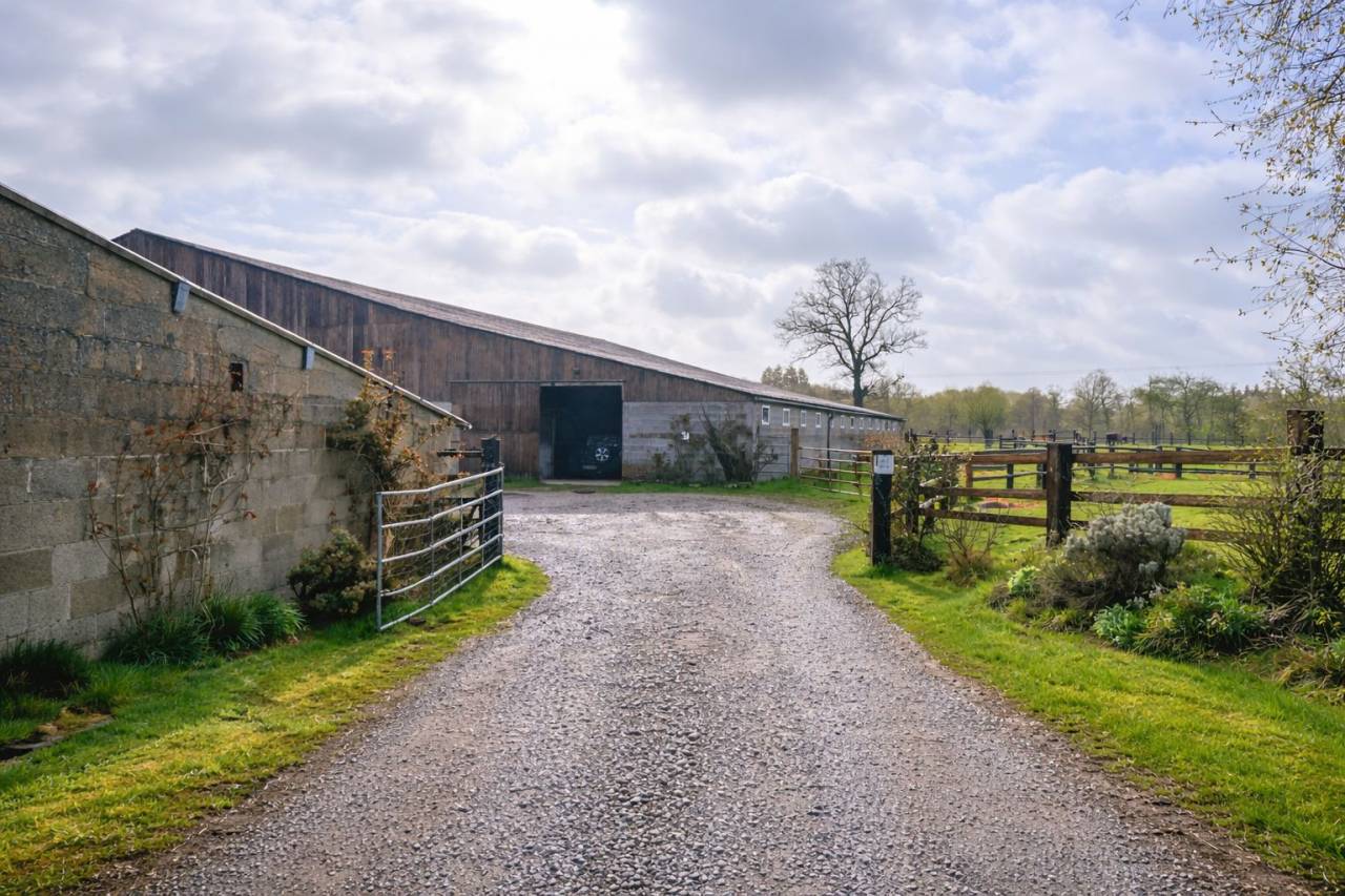 Infrastructures &eacute;questres ,  &eacute;curie, man&egrave;ge et 12 ha 