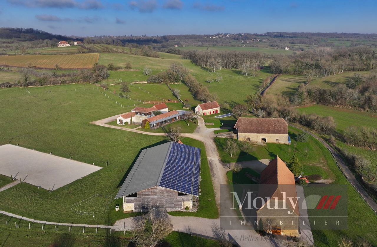 PROPRIETE EQUESTRE AVEC UNE BELLE MAISON CONTEMPORAINE 
