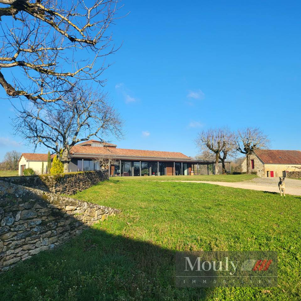 PROPRIETE EQUESTRE AVEC UNE BELLE MAISON CONTEMPORAINE 