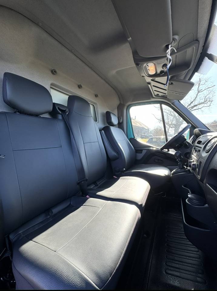 Camion Renault Master VL pour chevaux 