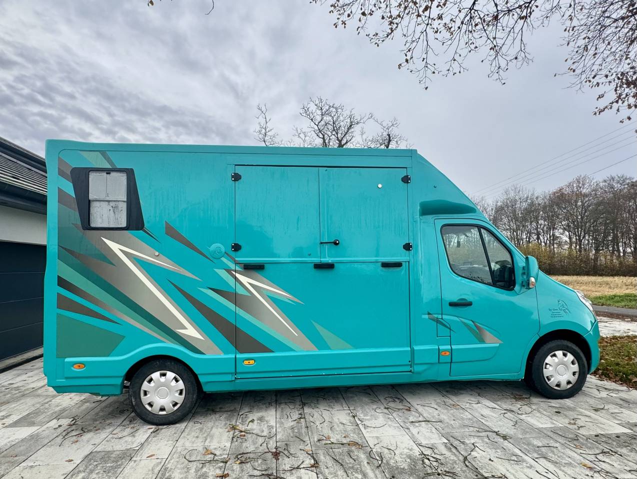 Camion Renault Master VL pour chevaux 