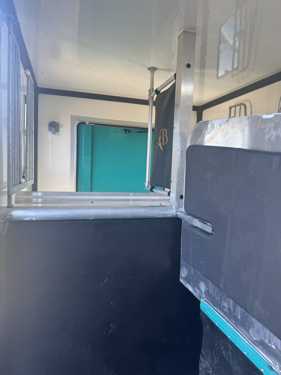 Camion Renault Master VL pour chevaux 