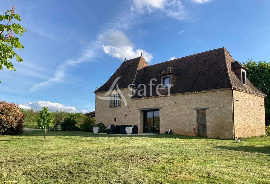 Tr&egrave;s belle propri&eacute;t&eacute; avec g&icirc;te, sur 54ha diversifi&eacute;s, avec