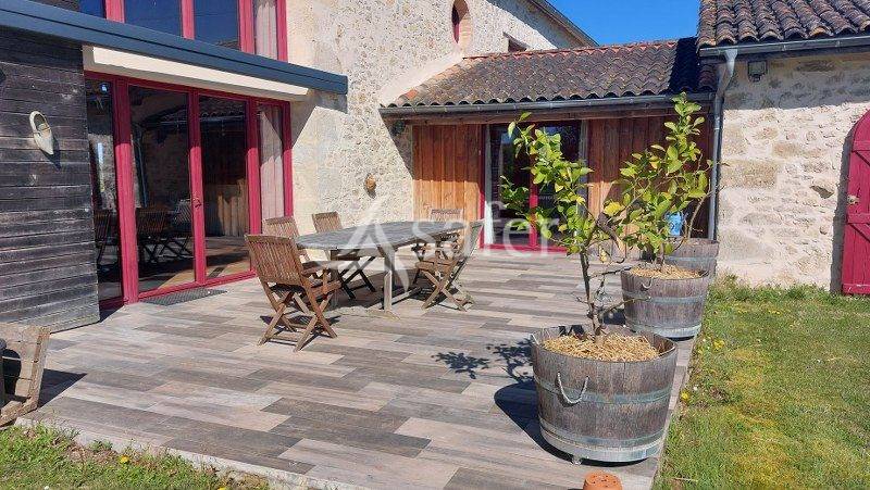 Superbe ferme r&eacute;nov&eacute;e et ses 18 hectares de terres irrigu&eacute;es