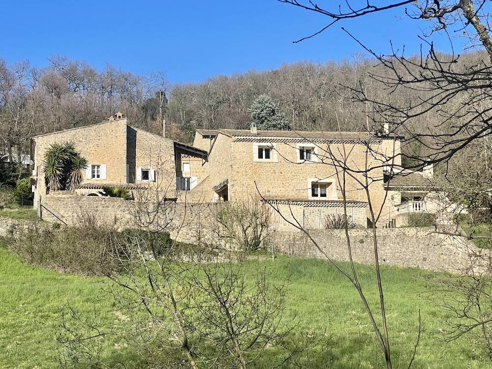 Propri&eacute;t&eacute; dans la Dr&ocirc;me de 15 hectares avec grand g&icirc;te