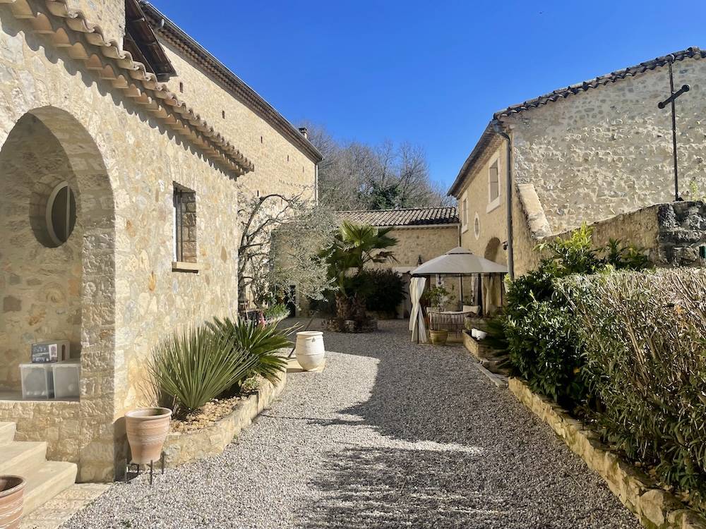 Propri&eacute;t&eacute; dans la Dr&ocirc;me de 15 hectares avec grand g&icirc;te