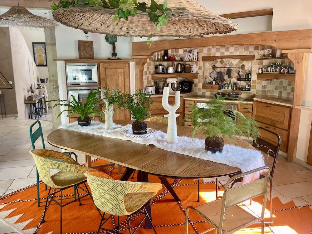 Propri&eacute;t&eacute; dans la Dr&ocirc;me de 15 hectares avec grand g&icirc;te