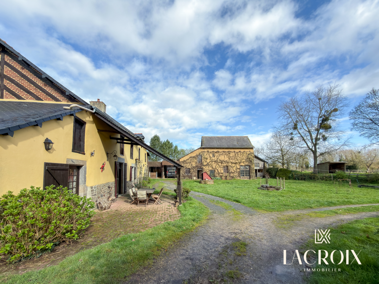 A VENDRE - Propri&eacute;t&eacute; &eacute;questre avec 1 hectare - ROMILL&Eacute;