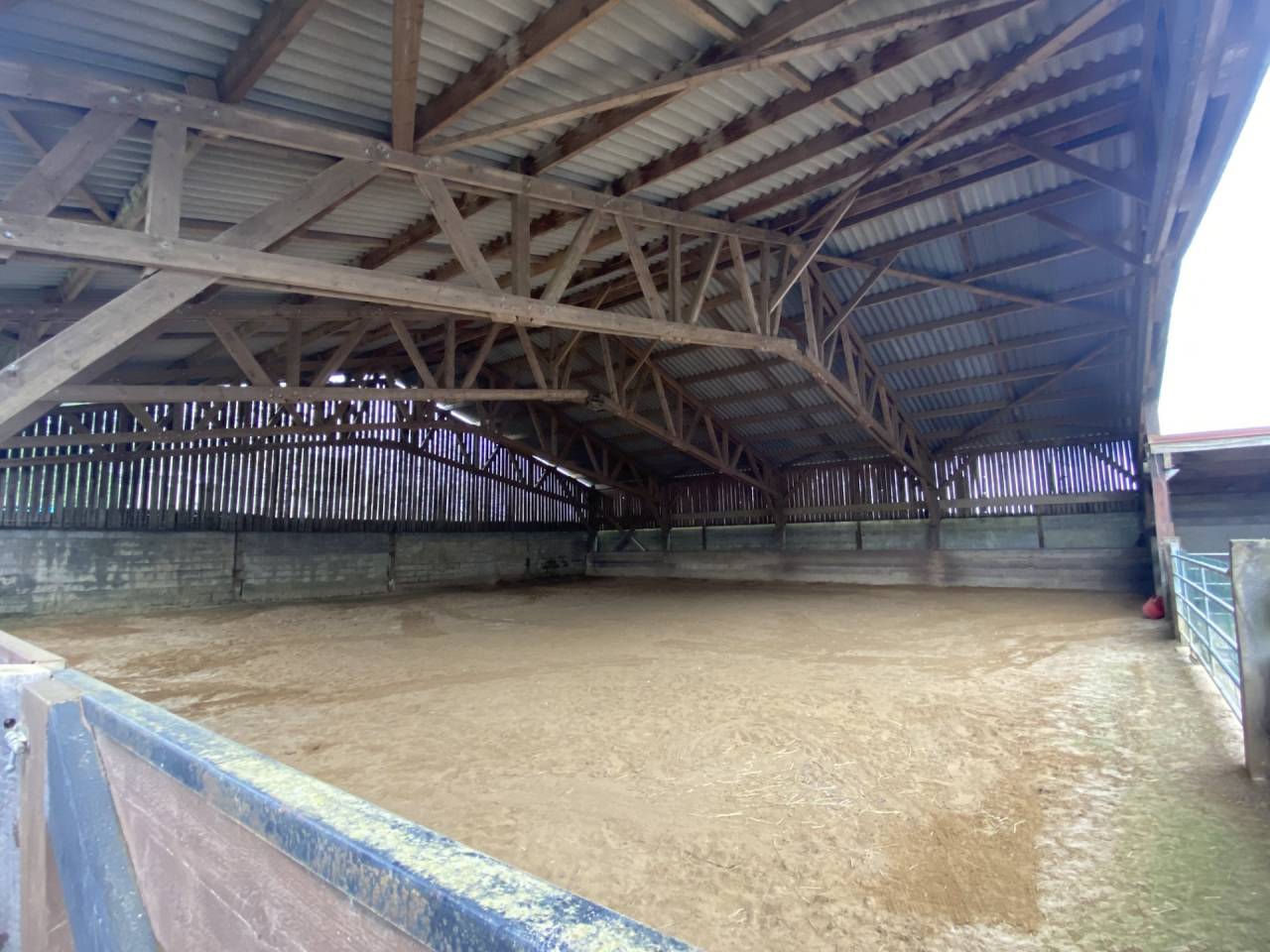 Propri&eacute;t&eacute; &eacute;questre avec maison, grange et prairies 