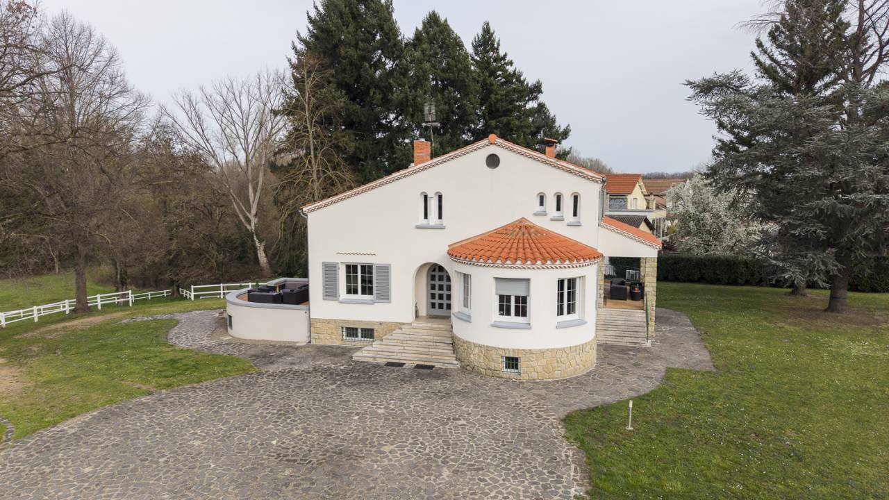 Propri&eacute;t&eacute; 325 m&sup2;, parc 1.3 hectares et boxes &agrave; chevaux