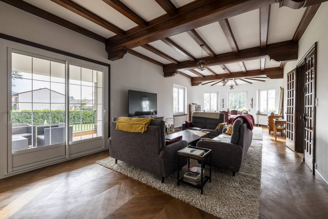 Propri&eacute;t&eacute; 325 m&sup2;, parc 1.3 hectares et boxes &agrave; chevaux