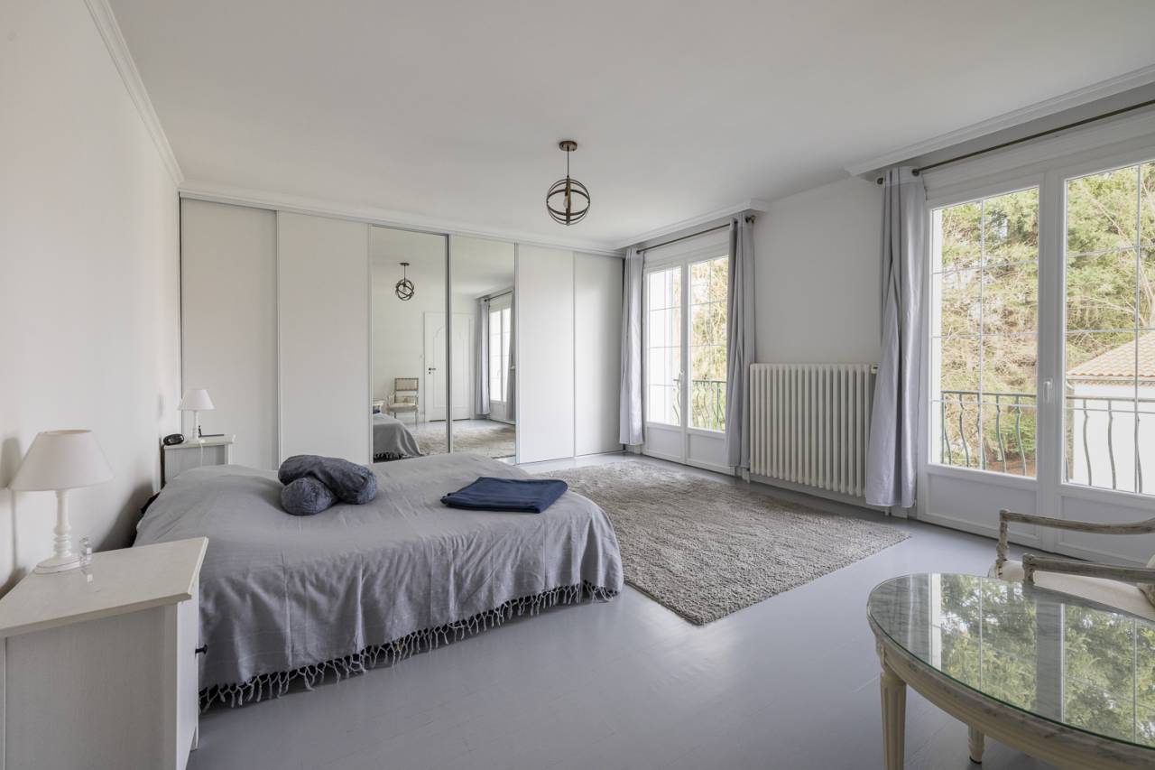 Propri&eacute;t&eacute; 325 m&sup2;, parc 1.3 hectares et boxes &agrave; chevaux