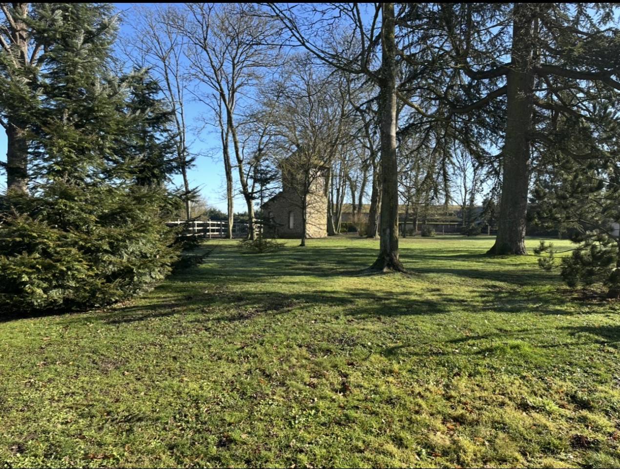 Belle propri&eacute;t&eacute; &eacute;questre + G&icirc;tes