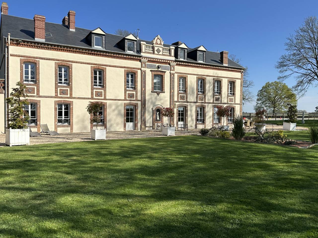 Belle propri&eacute;t&eacute; &eacute;questre + G&icirc;tes